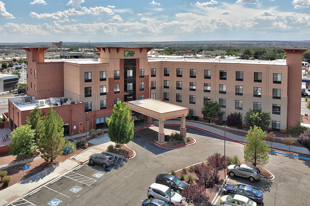Holiday Inn & Suites